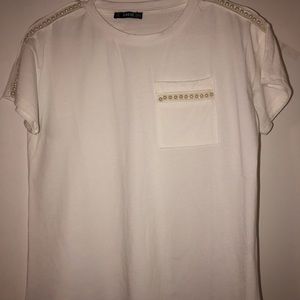 White t shirt with pearl accent